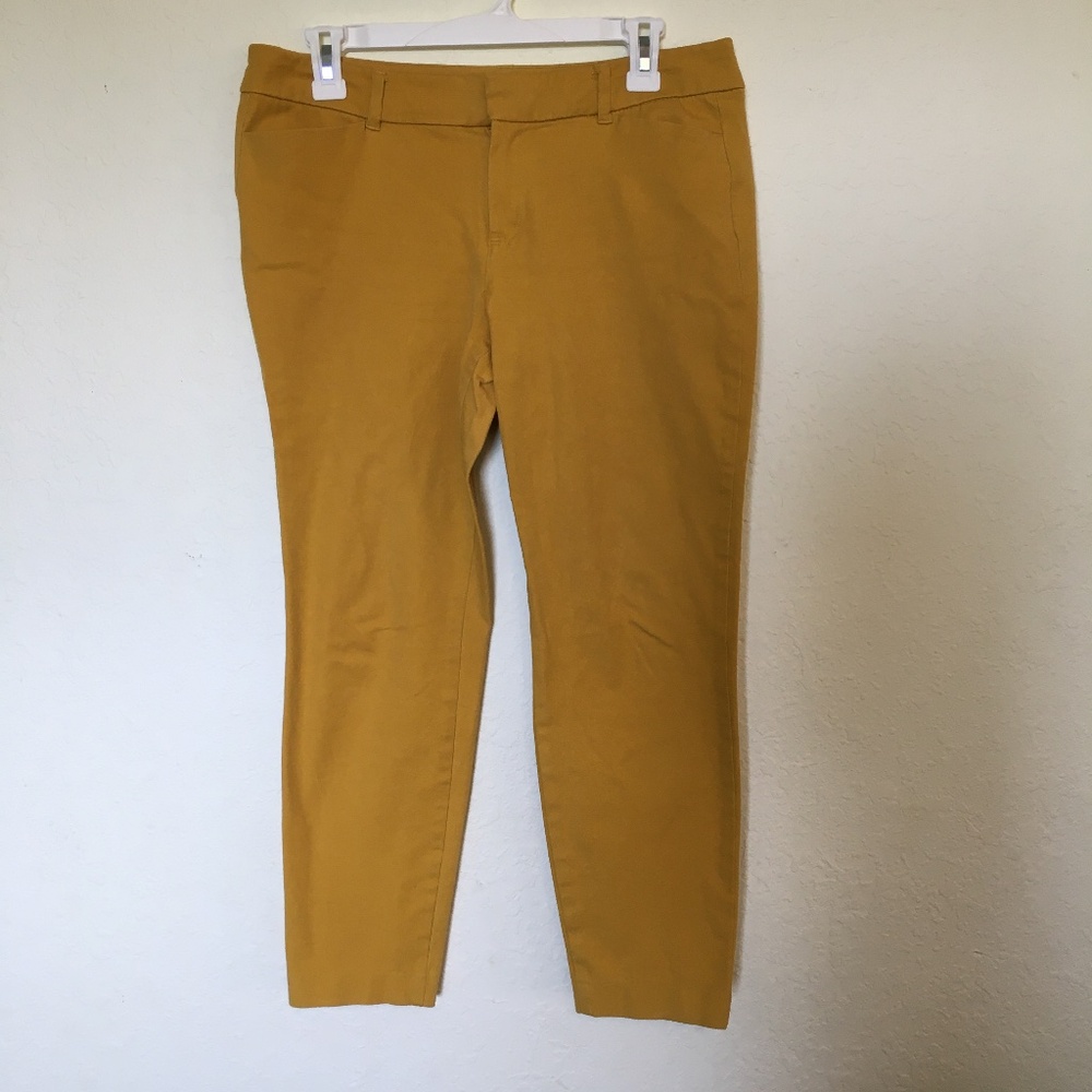 Old Navy mid-rise mustard yellow stretch pixie ankle pants. Size 10